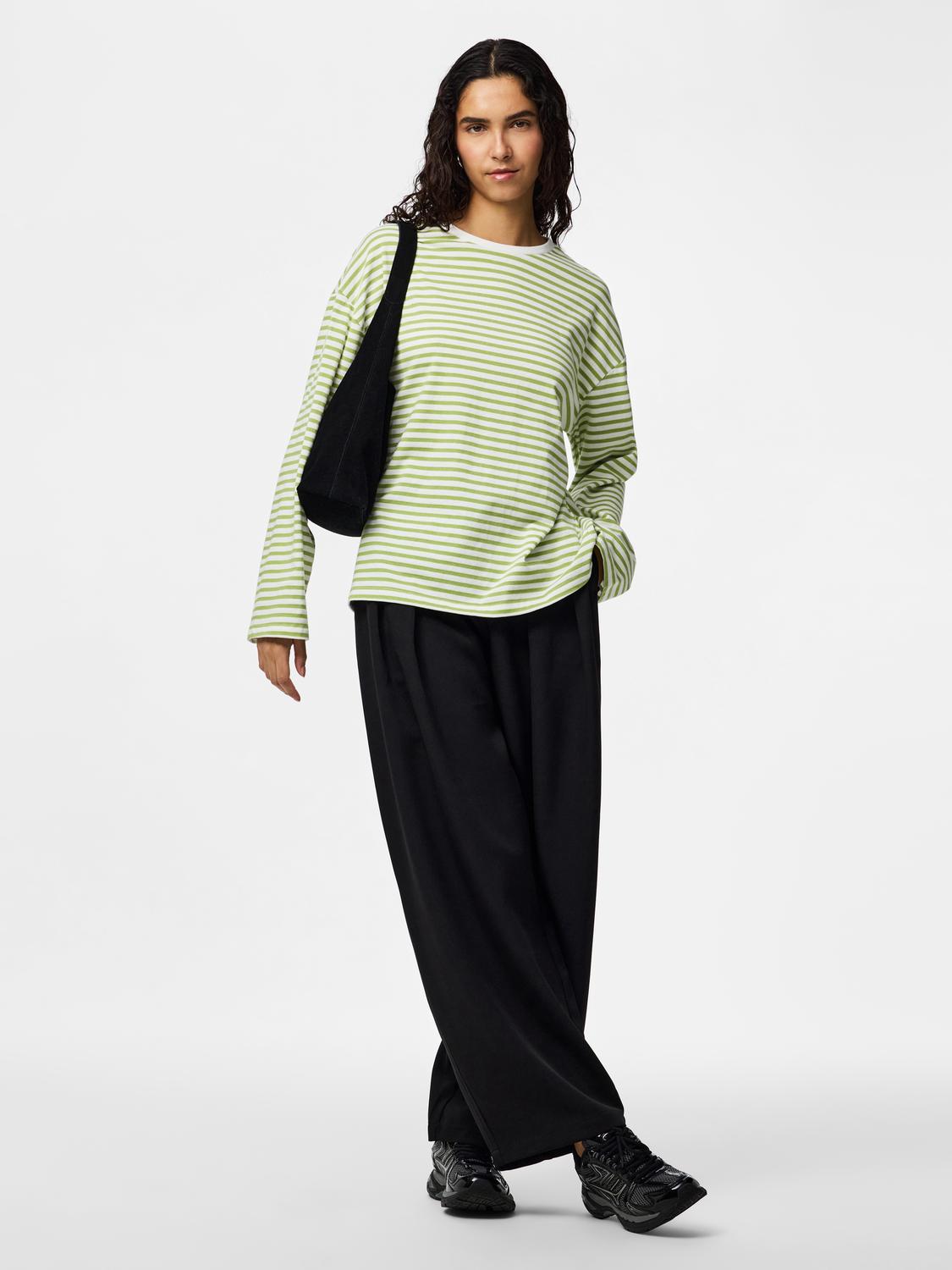 model_shot-front_full